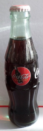 06003-1 € 30,00 Quayside coca cola afb. Flesje in rood rondje( australie).jpeg
